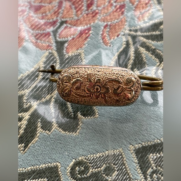 Vintage Gold Brooch Set with Pearl Accent - Picture 6 of 9